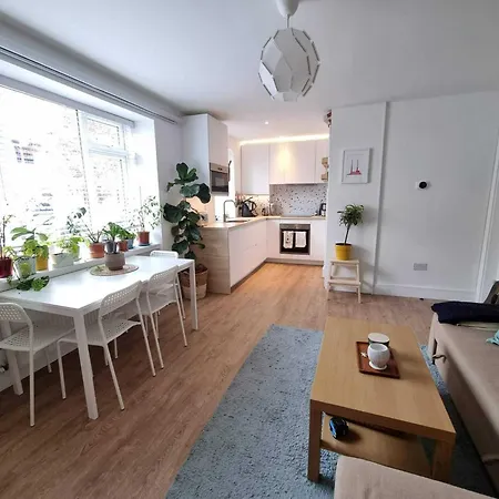 Charming Sandymount Sleeps 4 Apartment
