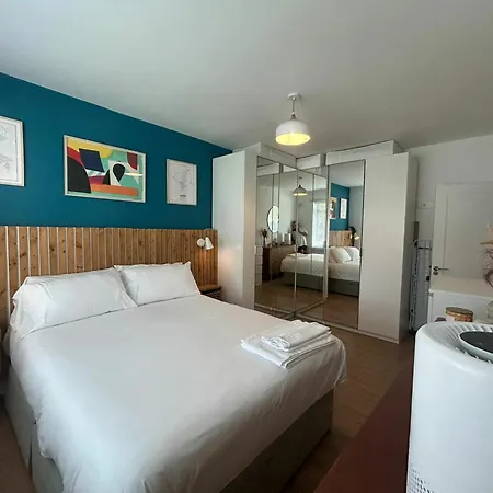 Charming Sandymount Sleeps 4 شقة *